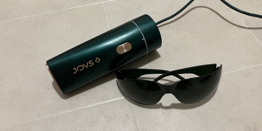 JOVS Dora本体と付属保護メガネの写真
